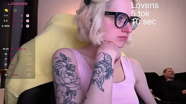 Snapshot of Sexy_Sweets chatting on 10/04/25, 07:45 Sexy Sweets online show from 10/04/25, 07:45