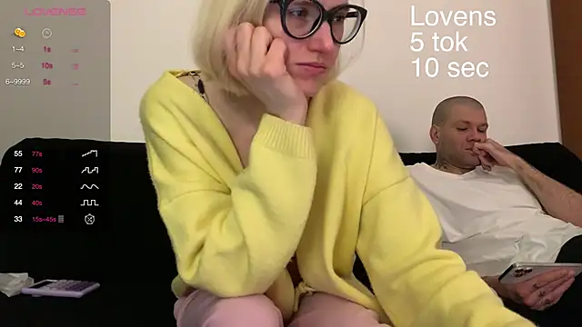 Snapshot of Sexy_Sweets chatting on 10/15/25, 10:32 Sexy Sweets online show from 10/15/25, 10:32