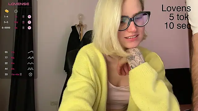 Snapshot of Sexy_Sweets chatting on 10/20/25, 06:30 Sexy Sweets online show from 10/20/25, 06:30