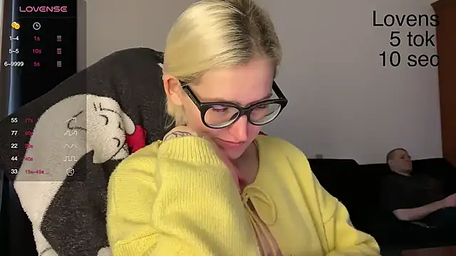 Snapshot of Sexy_Sweets chatting on 10/21/25, 12:06 Sexy Sweets online show from 10/21/25, 12:06