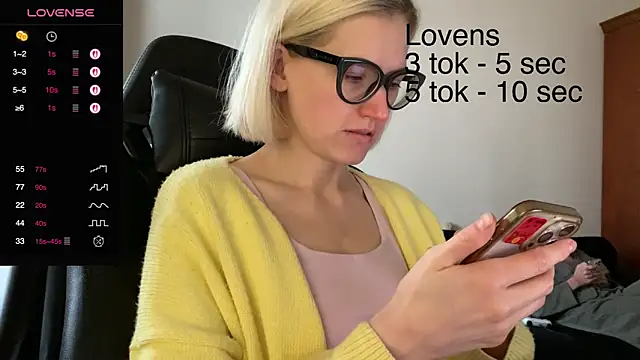 Snapshot of Sexy_Sweets chatting on 10/25/25, 10:12 Sexy Sweets online show from 10/25/25, 10:12