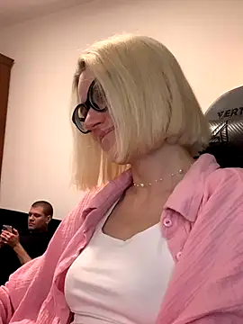 Snapshot of Sexy_Sweets chatting on 10/27/25, 04:44 Sexy Sweets online show from 10/27/25, 04:44