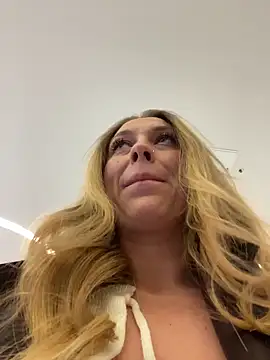 Snapshot of Sweet___Emily chatting on 02/15/26, 03:20 Sweet Emily online show from 02/15/26, 03:20