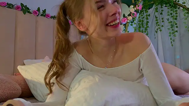 Eva Natsumi online show from 12/08/24, 11:35