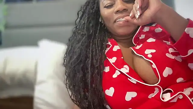 Snapshot of selena42 chatting on 02/10/26, 04:05 selena42 online show from 02/10/26, 04:05