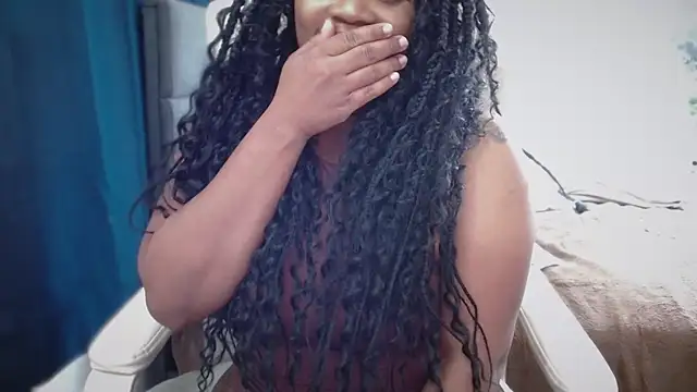 Snapshot of selena42 chatting on 04/28/26, 02:27 selena42 online show from 04/28/26, 02:27