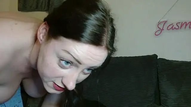 Snapshot of Jasmin-White chatting on 03/12/26, 06:47 Jasmin-White online show from 03/12/26, 06:47