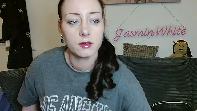 Snapshot of Jasmin-White chatting on 03/22/26, 03:04 Jasmin-White online show from 03/22/26, 03:04