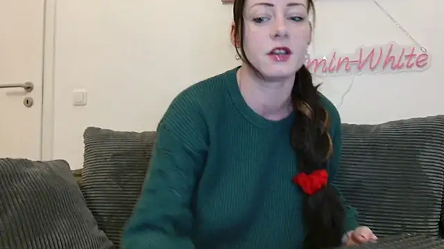 Snapshot of Jasmin-White chatting on 04/19/26, 06:54 Jasmin-White online show from 04/19/26, 06:54