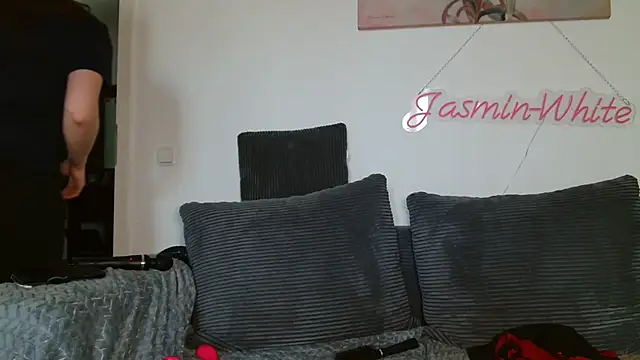 Snapshot of Jasmin-White chatting on 05/06/26, 04:01 Jasmin-White online show from 05/06/26, 04:01