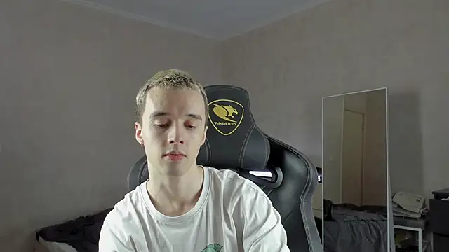 Snapshot of MasonWarholl chatting on 12/12/24, 12:22 MasonWarholl online show from 12/12/24, 12:22