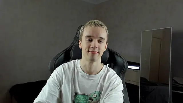 Snapshot of MasonWarholl chatting on 12/13/24, 06:49 MasonWarholl online show from 12/13/24, 06:49