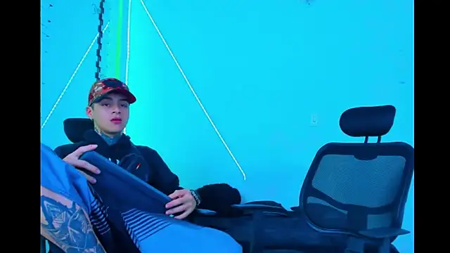 Snapshot of HOT_boy2025 chatting on 09/19/25, 05:20 HOT boy2025 online show from 09/19/25, 05:20