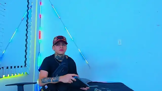 Snapshot of HOT_boy2025 chatting on 09/27/25, 11:43 HOT boy2025 online show from 09/27/25, 11:43