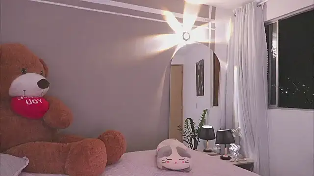 AnnyHizzle online show from 10/28/25, 03:32