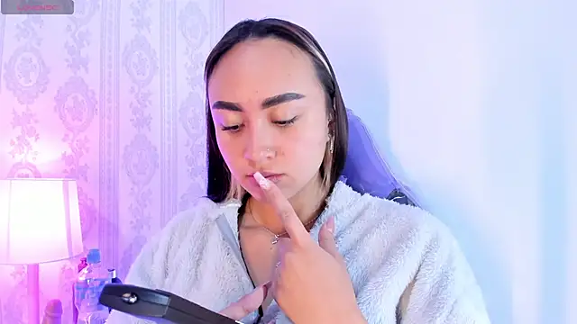 Snapshot of liaa_18 chatting on 10/22/25, 04:35 liaa 18 online show from 10/22/25, 04:35