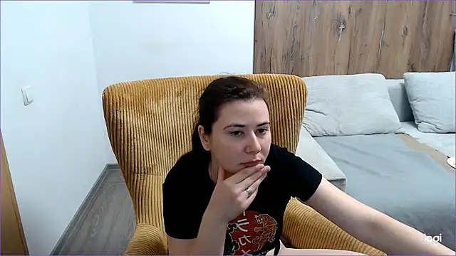 Snapshot of VioletaFlower7 chatting on 05/17/26, 07:28 VioletaFlower7 online show from 05/17/26, 07:28