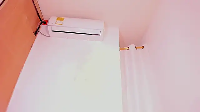 Snapshot of MiaKirshner chatting on 09/20/25, 02:12 MiaKirshner online show from 09/20/25, 02:12