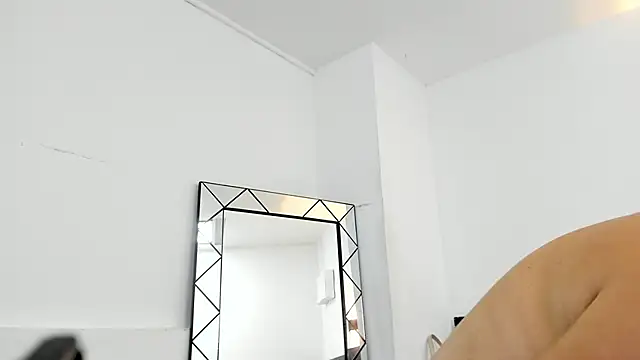 Juliabadlee online show from 12/17/24, 11:49