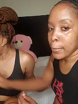 Snapshot of R-thequeen chatting on 03/06/26, 10:34 R-thequeen online show from 03/06/26, 10:34