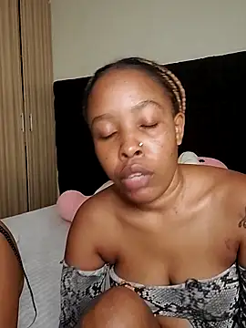 Snapshot of R-thequeen chatting on 04/15/26, 11:50 R-thequeen online show from 04/15/26, 11:50