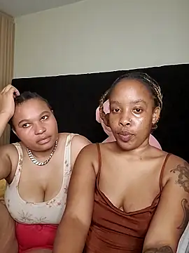 Snapshot of R-thequeen chatting on 04/17/26, 09:18 R-thequeen online show from 04/17/26, 09:18