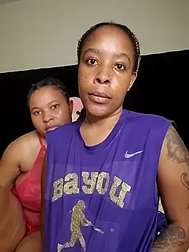 Snapshot of R-thequeen chatting on 04/18/26, 11:36 R-thequeen online show from 04/18/26, 11:36