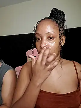 Snapshot of R-thequeen chatting on 05/06/26, 09:42 R-thequeen online show from 05/06/26, 09:42