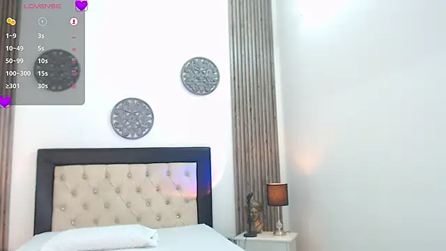 Snapshot of Julieta_De_Los_Angeles chatting on 12/19/24, 11:14 Julieta De Los Angeles online show from 12/19/24, 11:14