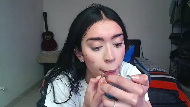 Snapshot of Julieta_De_Los_Angeles chatting on 10/14/25, 04:41 Julieta De Los Angeles online show from 10/14/25, 04:41