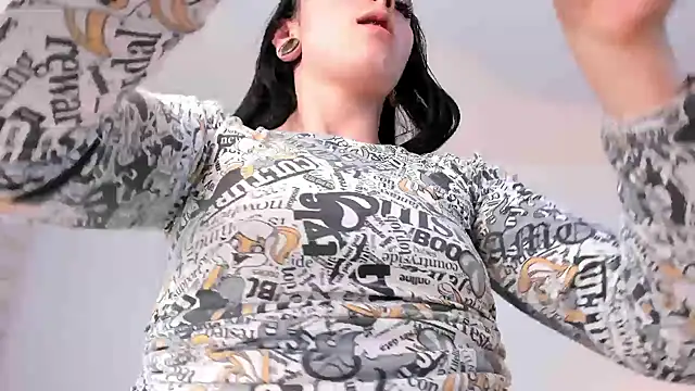 Snapshot of liaqueen610 chatting on 12/19/24, 02:45 liaqueen610 online show from 12/19/24, 02:45