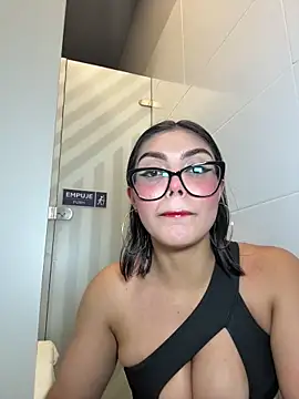 Snapshot of zui_lu chatting on 10/05/25, 03:49 zui lu online show from 10/05/25, 03:49