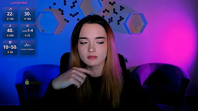 Snapshot of liana_kisses chatting on 11/28/25, 08:00 liana kisses online show from 11/28/25, 08:00