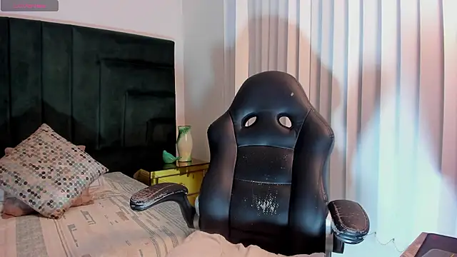 Snapshot of BarbaraKnox_ chatting on 03/24/26, 11:59 BarbaraKnox online show from 03/24/26, 11:59