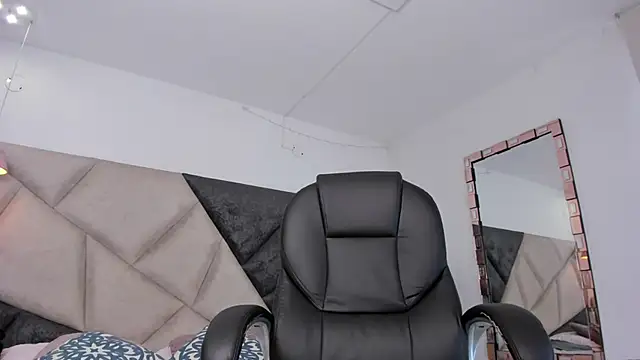 Snapshot of BarbaraKnox_ chatting on 06/20/26, 06:22 BarbaraKnox online show from 06/20/26, 06:22