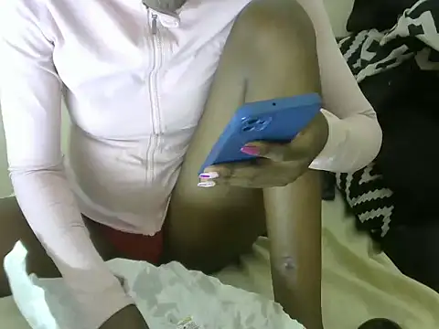 Snapshot of Pretty-emmie chatting on 12/26/24, 04:47 Pretty-emmie online show from 12/26/24, 04:47