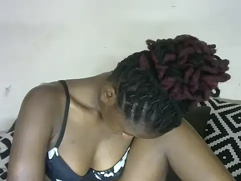 Snapshot of Pretty-emmie chatting on 02/19/25, 10:34 Pretty-emmie online show from 02/19/25, 10:34