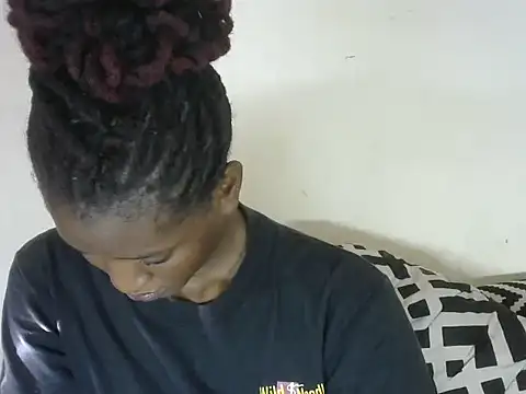 Snapshot of Pretty-emmie chatting on 02/21/25, 01:33 Pretty-emmie online show from 02/21/25, 01:33