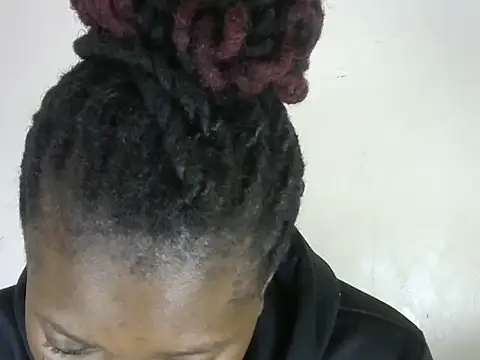 Snapshot of Pretty-emmie chatting on 02/22/25, 07:47 Pretty-emmie online show from 02/22/25, 07:47