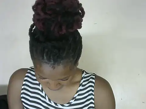 Snapshot of Pretty-emmie chatting on 02/25/25, 06:03 Pretty-emmie online show from 02/25/25, 06:03