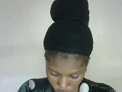 Snapshot of Pretty-emmie chatting on 10/04/25, 11:47 Pretty-emmie online show from 10/04/25, 11:47