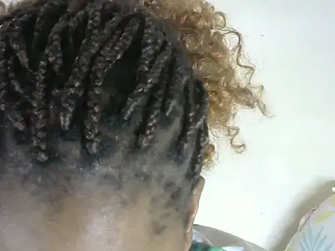 Snapshot of Pretty-emmie chatting on 10/13/25, 09:37 Pretty-emmie online show from 10/13/25, 09:37