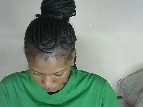 Snapshot of Pretty-emmie chatting on 10/28/25, 05:33 Pretty-emmie online show from 10/28/25, 05:33