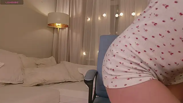 Snapshot of EmiliaDreams chatting on 02/02/26, 05:44 EmiliaDreams online show from 02/02/26, 05:44