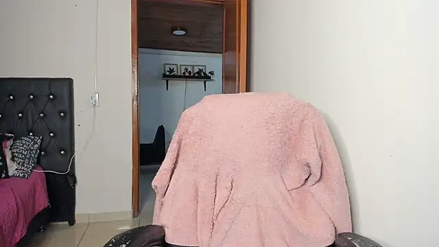 Snapshot of Imluna93 chatting on 02/05/25, 12:17 Imluna93 online show from 02/05/25, 12:17