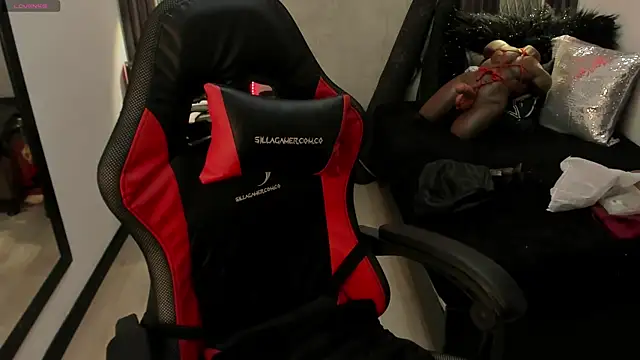 Snapshot of selene_red_ chatting on 01/23/25, 07:07 selene red  online show from 01/23/25, 07:07