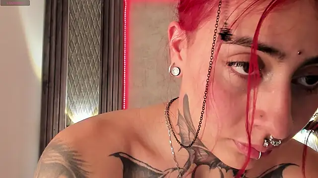 Snapshot of selene_red_ chatting on 01/28/25, 10:01 selene red  online show from 01/28/25, 10:01