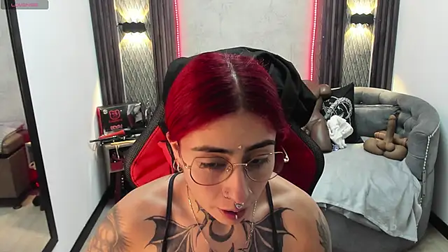 Snapshot of selene_red_ chatting on 02/26/25, 04:03 selene red  online show from 02/26/25, 04:03