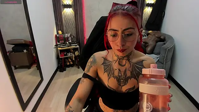 Snapshot of selene_red_ chatting on 03/21/25, 03:46 selene red  online show from 03/21/25, 03:46