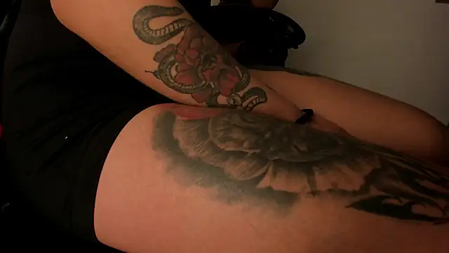 Snapshot of selene_red_ chatting on 10/17/25, 01:46 selene red  online show from 10/17/25, 01:46